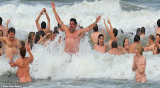 Waw ! Dasar Manusia Gila.....400 Orang Bugil di Pantai! 